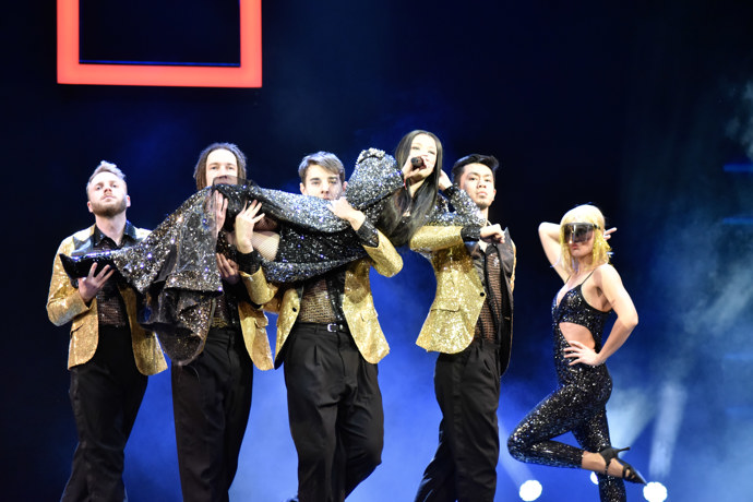 Tereza Mašková se v novém muzikálu The Bodyguard nechává nosit na rukou pohlednými mladíky.