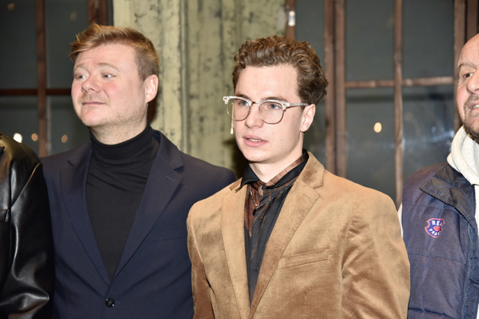 V Hudebním divadle Karlín působil také choreograf Richard Hes. Jeho syn Oskar se tak už jako dítě objevil na jevišti, na které se nyní vrací. 