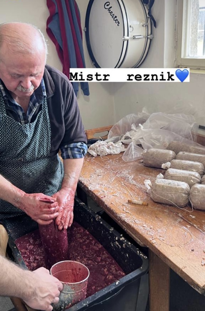 ...pod vedením zkušeného řeznického mistra.