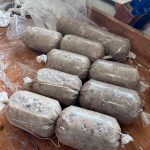 Na narozeninové zabijačce vyráběli chlapi také tlačenku...