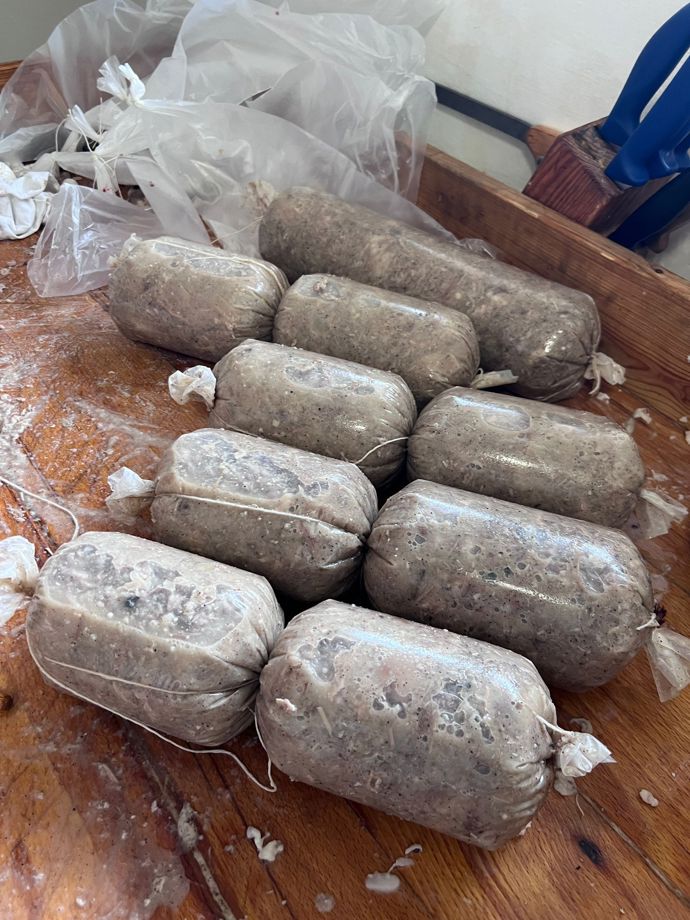 Na narozeninové zabijačce vyráběli chlapi také tlačenku...