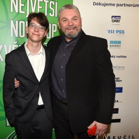 Josef Melen se synem Michaelem Yannem, který trpí oboustrannou ztrátou sluchu.