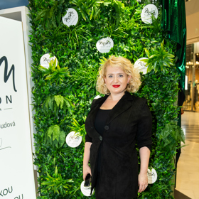 Manžel se jí to zřejmě nyní snaží vynahradit, jelikož ví, že Miluška šperky miluje.