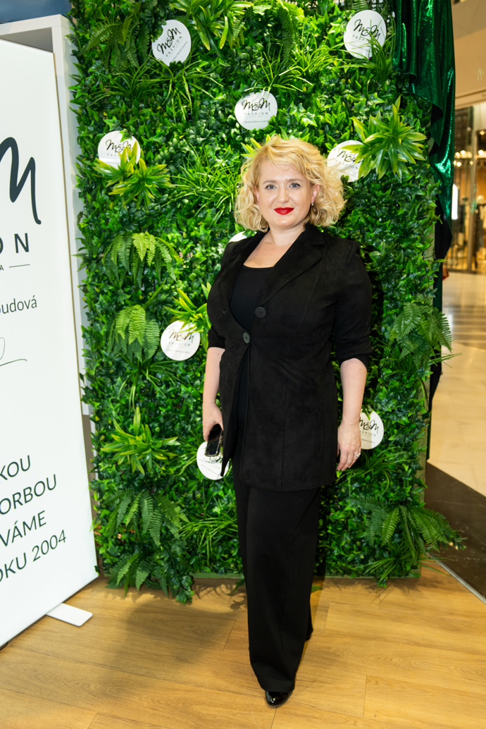 Manžel se jí to zřejmě nyní snaží vynahradit, jelikož ví, že Miluška šperky miluje.