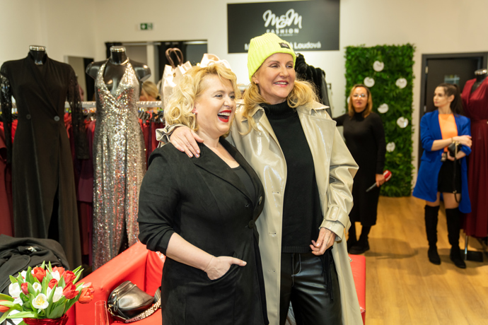 Miluška se prstýnkem pochlubila na večírku módní návrhářky Martiny Pipkové Loudové. Nechyběla na něm ani naše Máma na přechodu Vendula Pizingerová.