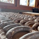 Vendula se ve své rubrice pochlubila, že umí plnit jitrnice, ale i rozpůlit prase.