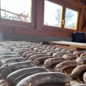 Vendula se ve své rubrice pochlubila, že umí plnit jitrnice, ale i rozpůlit prase.