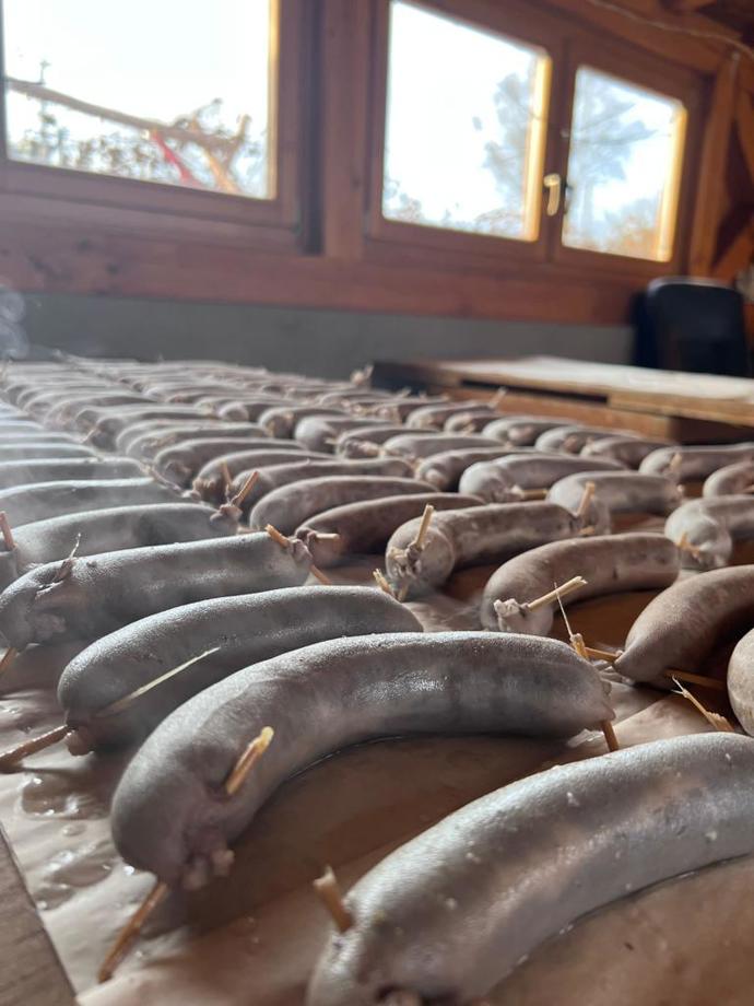 Vendula se ve své rubrice pochlubila, že umí plnit jitrnice, ale i rozpůlit prase.