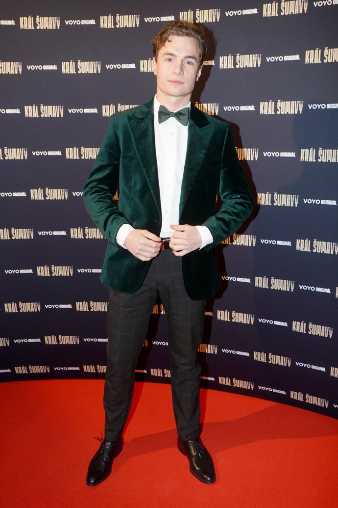 Na premiéru seriálu Král Šumavy, kde ztvárňuje hlavní roli, vynesl výrazné zelené kvádro s motýlkem.