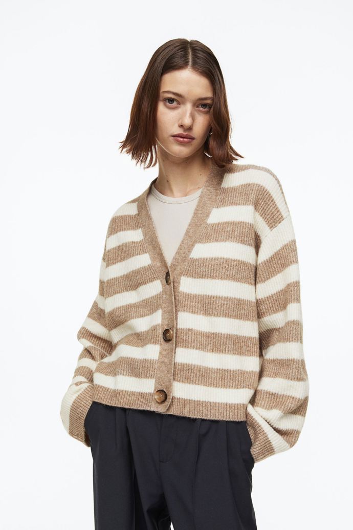 Oversized propínací svetr z žebrovaného úpletu. H&M, 899 Kč