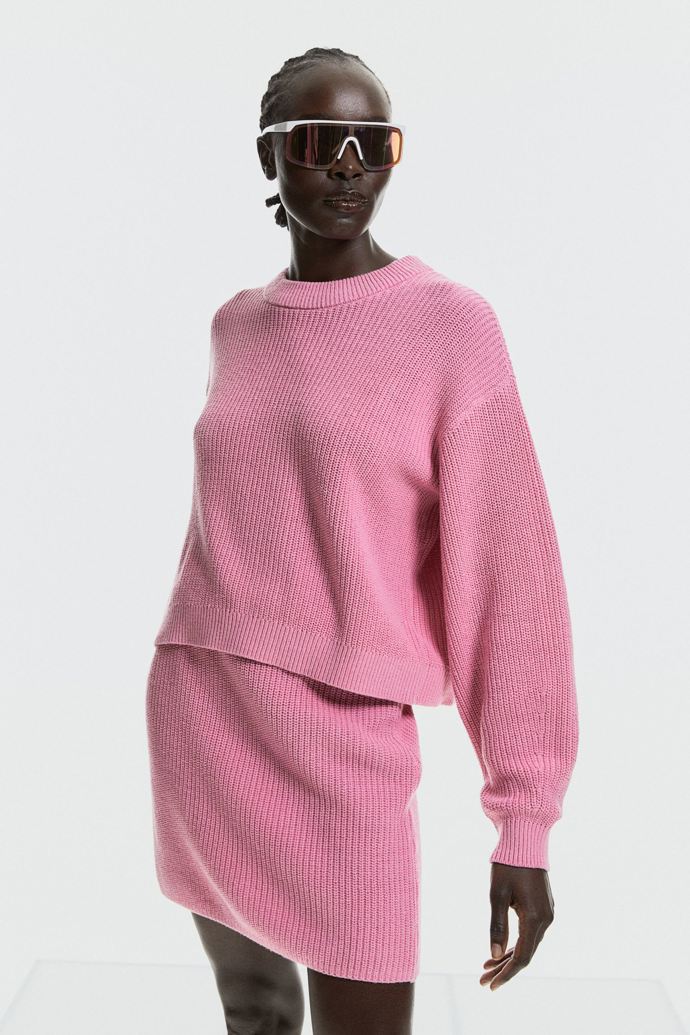 Svetr z žebrovaného úpletu. H&M, 699 Kč 