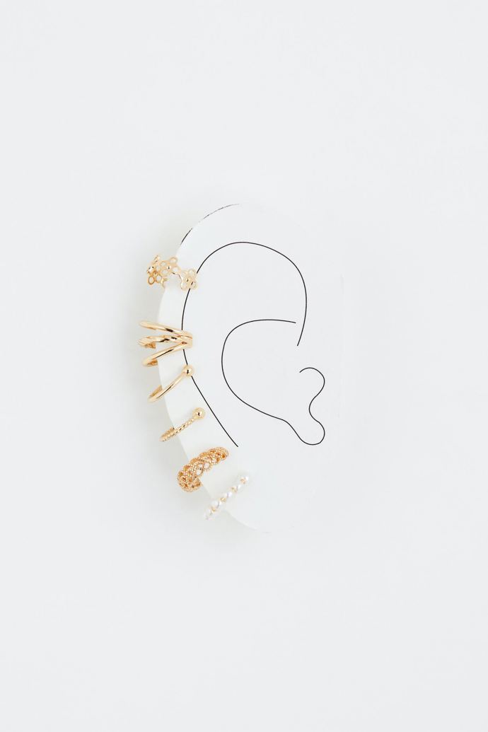 Šest kusů ozdobných náušnic. H&M, 199 Kč