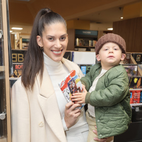 Aneta Vignerová je rovněž v týmu milovnice smetanových kabátků. Nosí k němu bílý rolák a bílé kalhoty s vysokým pasem. 