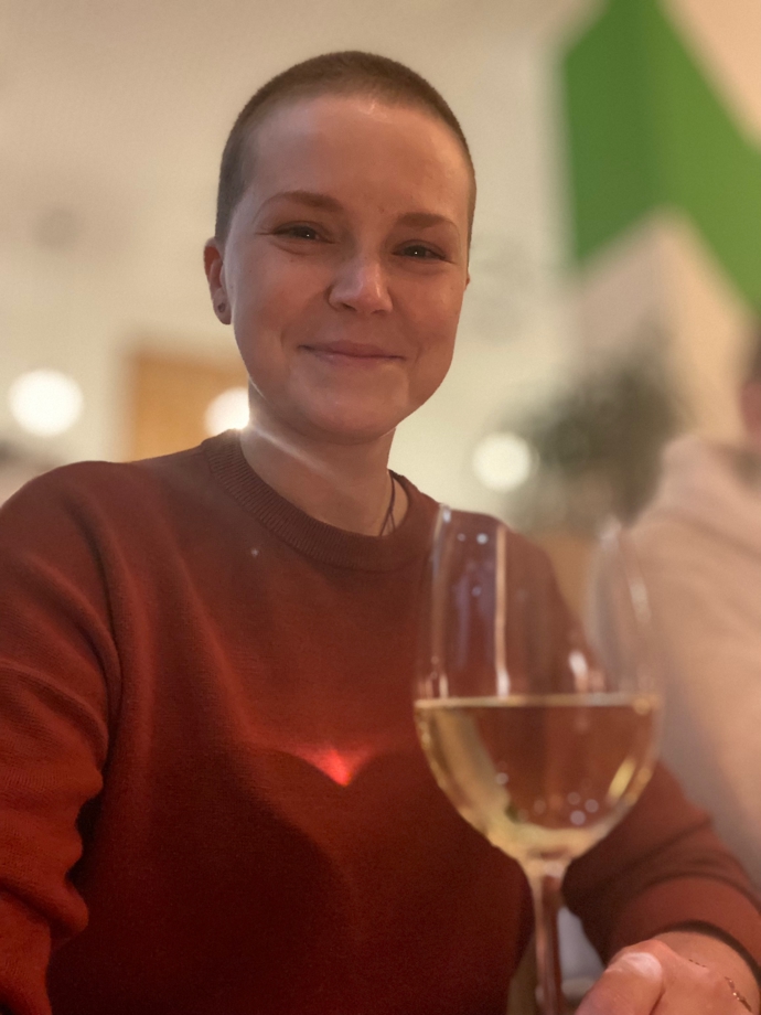 Problém nemá ani chodit do bazénu. Akorát ve společných sprchách musí občas čelit zvídaným pohledům na jizvy na hrudníku. Hanka se nicméně necítí ztrátou prsů nijak poznamenaná. "Nejsou to prsa, co dělá ženu ženou. Ale její chování, charakter, způsob myšlení, její nálady, ale i její hřejivá náruč. Prsa jsou bezesporu symbolem ženství, stejně jako boky či pas, ale nejsou symboly jedinými. Jinými slovy – ztráta poprsí pro mě nebyla ztrátou ženství," přiznává.