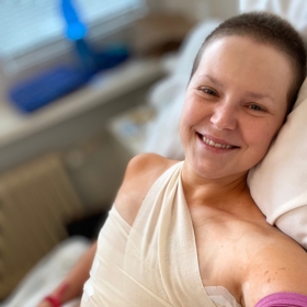 Hana Samsonova podstoupila kvůli rakovině prsu a mutaci v genu BRCA1 oboustrannou mastektomii. Před sebou má rok, během něhož ji lékaři budou pečlivě sledovat, a pokud bude vše v pořádku, může podstoupit rekonstrukci prsů.