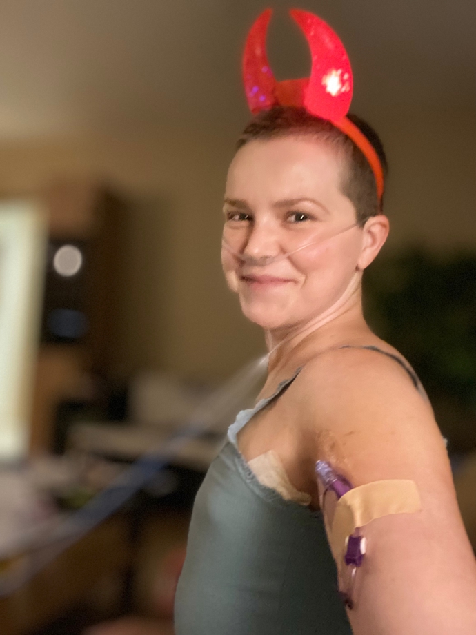 Hanka Samsonova podstoupila v rámci léčby rakoviny oboustrannou mastektomii. Takto si krátce po zákroku zapózovala na Mikuláše.