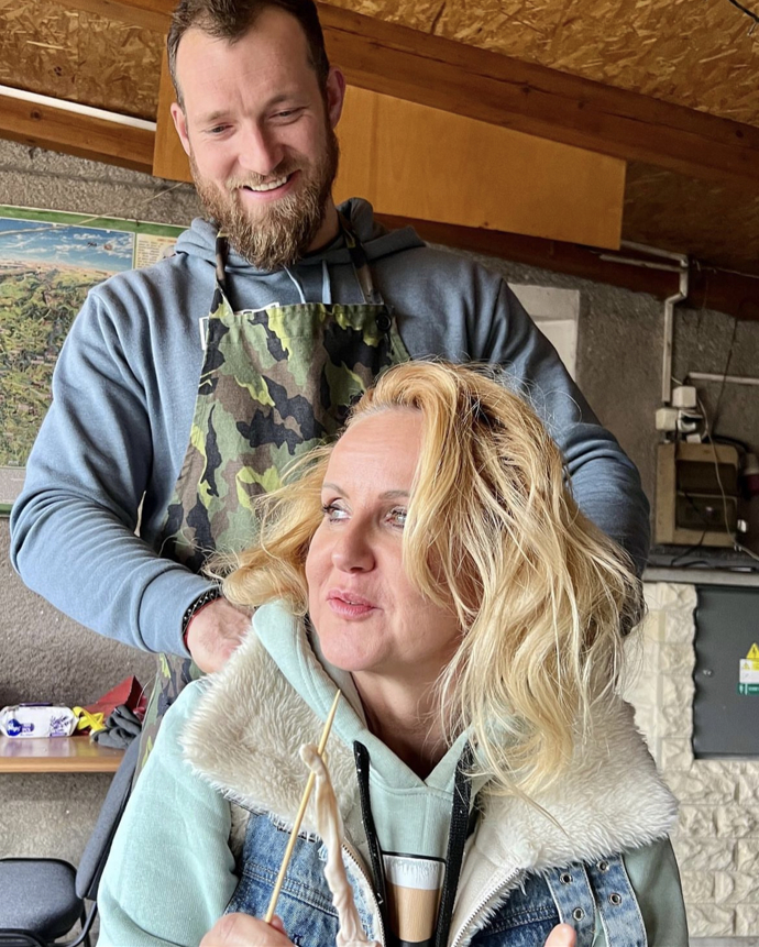 Během špejlování jitrnic dostala Vendula od manžela narozeninovou masáž a později také zlatý řetízek s vážkou.