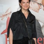 Je také dlouholetou milovnicí černé barvy, byť své modelky často obléká i do pestrých barev.