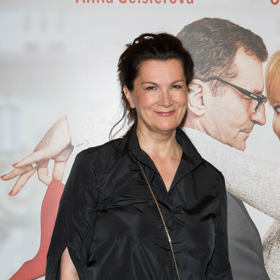 Je také dlouholetou milovnicí černé barvy, byť své modelky často obléká i do pestrých barev. 