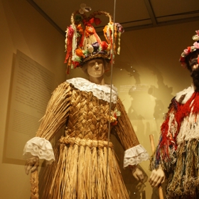 Slaměný, nebo též Pohřebenář, byl celý ze slámy a měl po vsi prohánět děti a staré báby. Ženy to pak měly figuríně oplatit politím vodou, zapálením či vhozením do řeky.