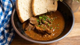 Masopustní guláš: Kromě masa mu dopřejte také uzený špek, klobásu a vepřová játra