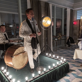 Roman Vojtek si v seriálu Zlatá labuť zahraje populárního zpěváka ze 30. a 40. let.