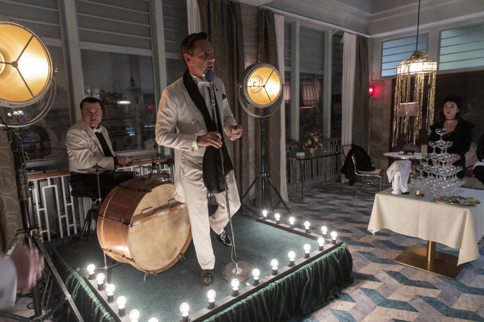 Roman Vojtek si v seriálu Zlatá labuť zahraje populárního zpěváka ze 30. a 40. let.