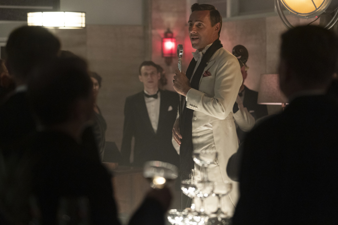 Roman Vojtek prostupuje celým dějem seriálu Zlatá labuť.