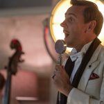 Herec Roman Vojtek měl během natáčení seriálu Zlatá labuť falešný knírek.