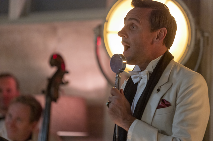 Herec Roman Vojtek měl během natáčení seriálu Zlatá labuť falešný knírek.