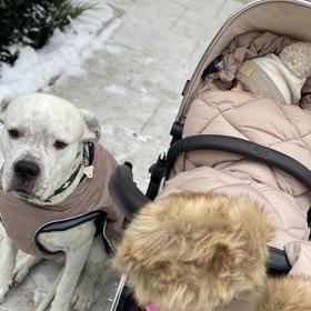 Dvouletá Karolínka tak má venku zvláštní ochranku.