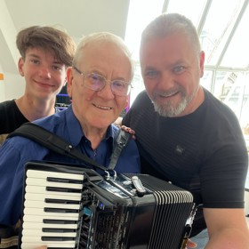 Josef Melen se svým synem Michaelem Yannem a zesnulým otcem.