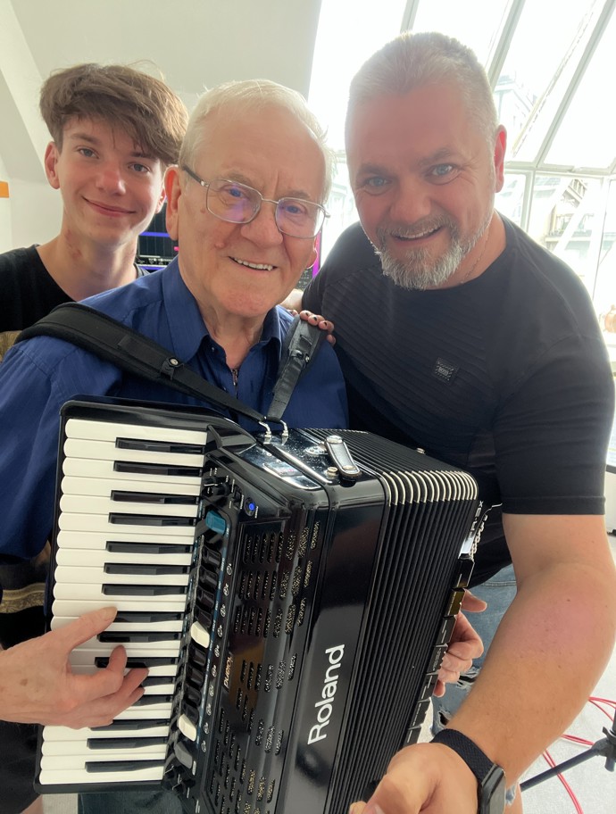 Josef Melen se svým synem Michaelem Yannem a zesnulým otcem.