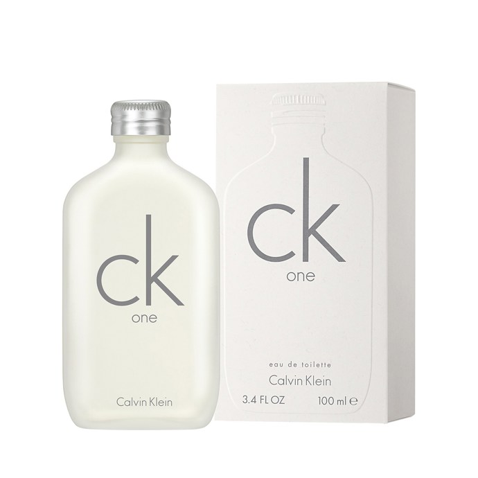 Ikonická unisexová vůně devadesátek - CK One. Calvin Klein uvedl na trh tuto toaletní vodu v roce 1994 a rázem se stala nejprodávanější vůní na světě. Jejímu úspěchu tehdy napomohla i mladá Kate Moss na reklamních fotkách. Velmi čistá vůně v sobě obsahuje bergamot, kardamon, ananas, papáju, jasmín, fialku, růži i muškátový oříšek a pižmo. Její aroma vás vrátí do devadesátek. Cena od 800 Kč