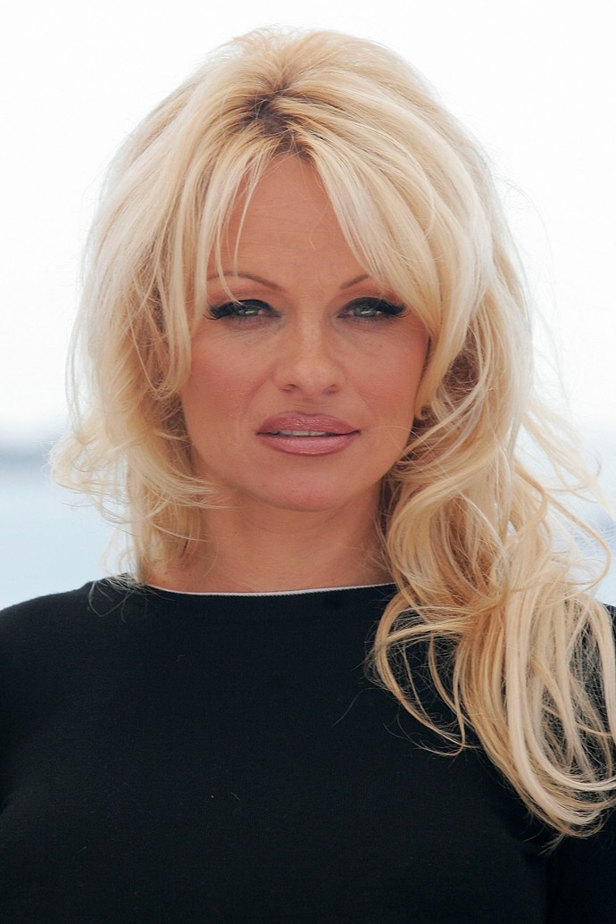 Velké lokny a i líčení z devadesátek je dnes znovu trendy. 