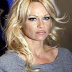 K make-upem zvětšeným rtům vždy nosila kouřové líčení očí a velmi tenké obočí. 