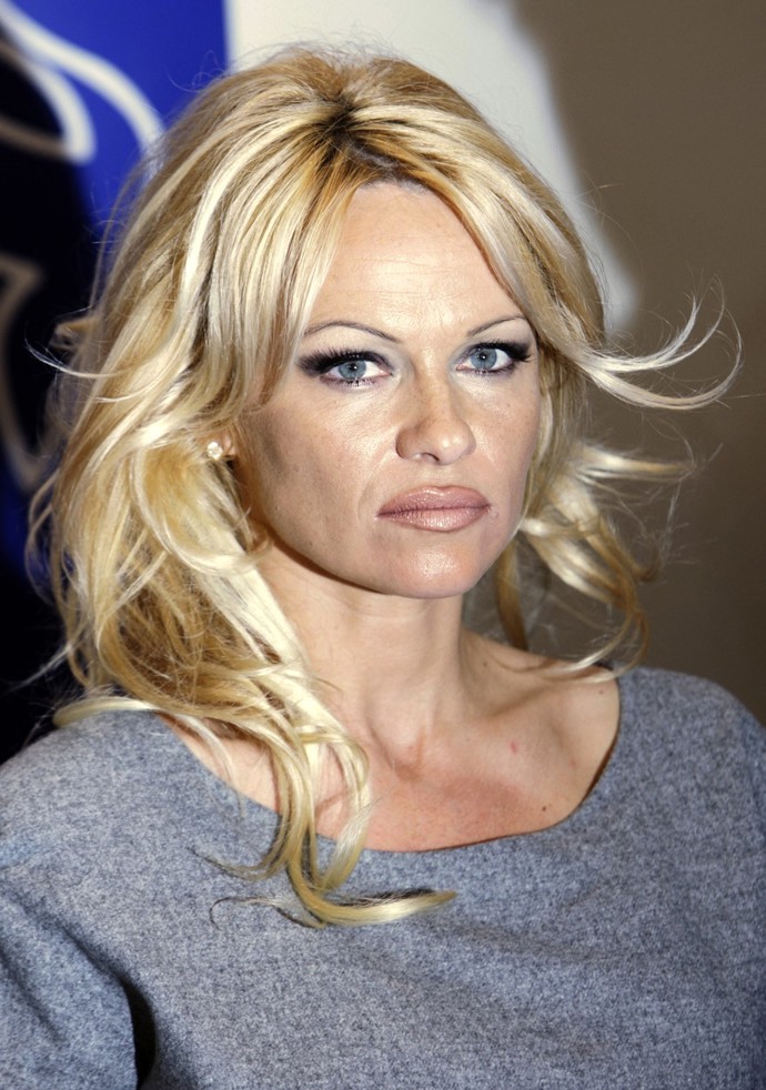 K make-upem zvětšeným rtům vždy nosila kouřové líčení očí a velmi tenké obočí. 