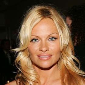 Na očích občas ubrala, ale na rtech měla vždy tmavou konturku a světlejší rtěnku.