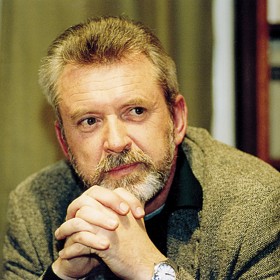 Jaromír Hanzlík je známý český herec a moderátor. 