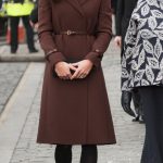 Kate Middleton v kaštanově hnědém kabátu značky Hobbs v roce 2012. Všimněte si délky těsně pod kolena.