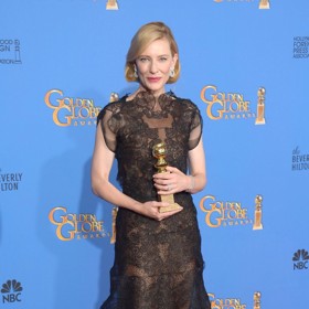 Tajemství hereččiných šatů vyzradila na Instagramu její stylistka Elizabeth Steward. Takto vypadaly, když je měla poprvé na sobě v roce 2014 při Zlatých glóbech.