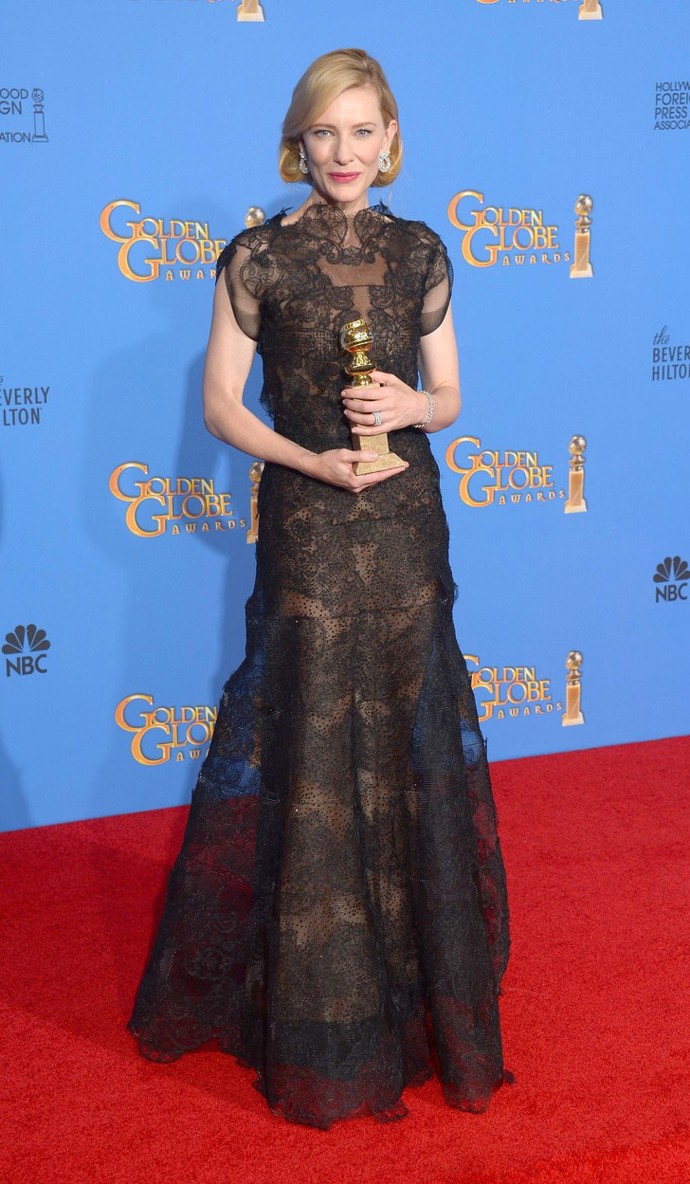 Tajemství hereččiných šatů vyzradila na Instagramu její stylistka Elizabeth Steward. Takto vypadaly, když je měla poprvé na sobě v roce 2014 při Zlatých glóbech.