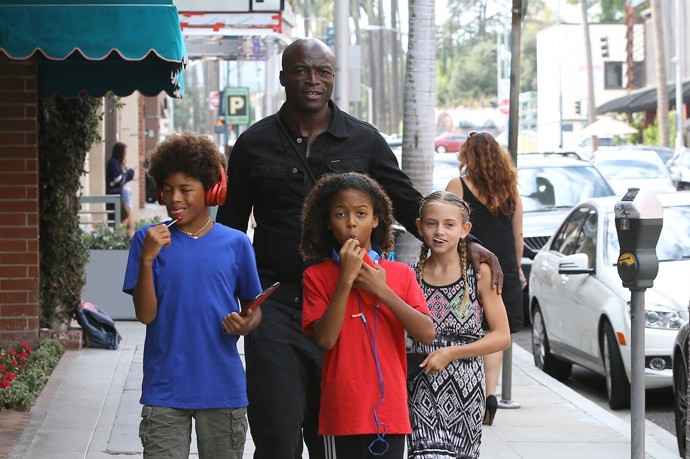Spokojený tatínek Seal a tři z jeho dětí - Henry, Johan a Leni.