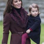 Detail pásku vidíte i na snímku z roku 2016, kdy na kabát přidala štolu. V náručí drží roční princeznu Charlotte, jejíž punčocháče ladí s maminčinou štolou.