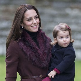 Detail pásku vidíte i na snímku z roku 2016, kdy na kabát přidala štolu. V náručí drží roční princeznu Charlotte, jejíž punčocháče ladí s maminčinou štolou. 