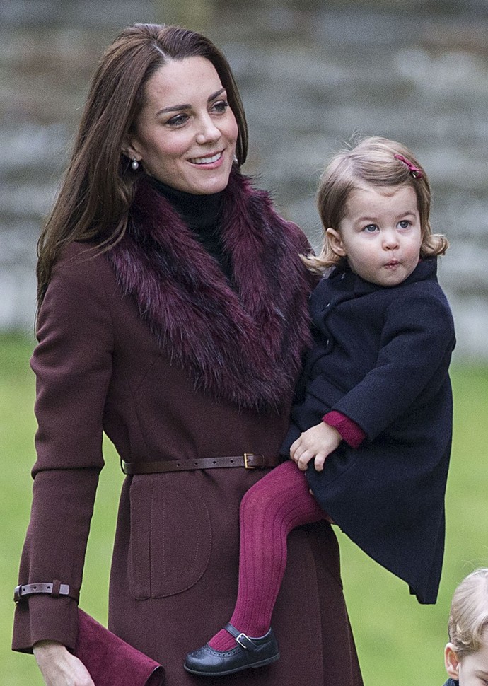 Detail pásku vidíte i na snímku z roku 2016, kdy na kabát přidala štolu. V náručí drží roční princeznu Charlotte, jejíž punčocháče ladí s maminčinou štolou. 