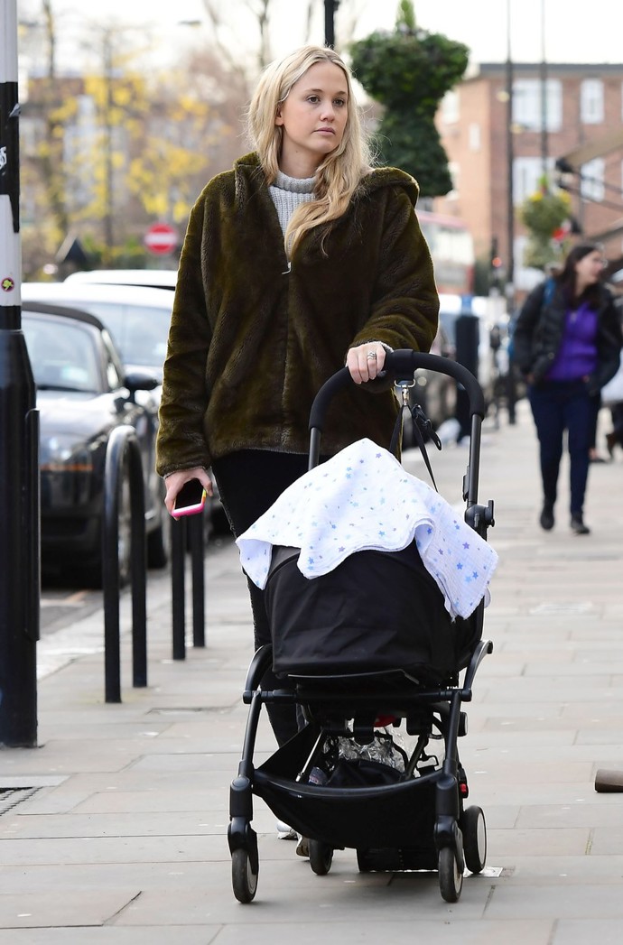 Modelka a herečka Florence Brudenell-Bruce, s níž se Harry dal dohromady v roce 2011, se věnuje psaní knih a keramice. Je mámou dnes už osmileté dcery Iris.