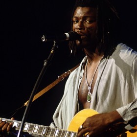 Seal je britský zpěvák, jehož neslavnější písní patrně je balada Kiss from a Rose. Pamatujete si ho ještě s vlasy?