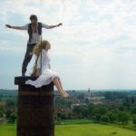 Mezi nejslavnější role Jaromíra Hanzlíka patří Pepin z Postřižin (1980). Na fotografii okupuje komín s Magdou Vášáryovou.