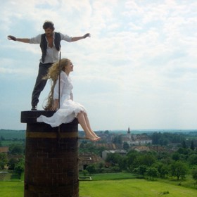 Mezi nejslavnější role Jaromíra Hanzlíka patří Pepin z Postřižin (1980). Na fotografii okupuje komín s Magdou Vášáryovou.